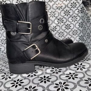 Indigo road womens Black vegan Leather Ankle biker belted Boots Sz 9.5